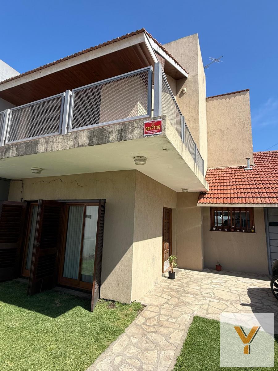 Casa 3 dorm, 190m² con cochera y patio — Calle Soler y Bestoso