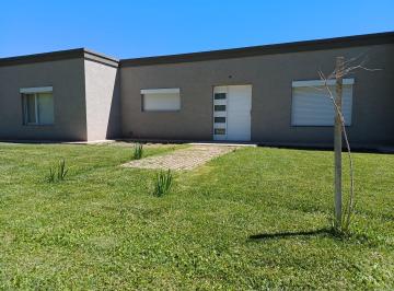 Casa · 150m² · 4 Ambientes · 3 Cocheras · Venta - Casa 3 Dorm. en B° Privado La Falda - Cipolletti