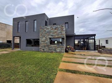 Casa · 284m² · 6 Ambientes · Venta Casa Al Lago - San Sebastián Área 1