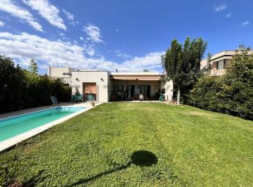 Casa · 185m² · 4 Ambientes · 2 Cocheras · Las Cortaderas 2, Apta Credito Hipotecario