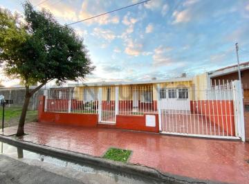 Casa · 255m² · 5 Ambientes · 4 Cocheras · Casa de 3 Dorm. en Barrio Patricios Este – Amplios Patios y Cochera Para 4 Autos
