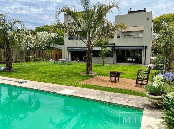 Casa · 300m² · 6 Ambientes · 2 Cocheras