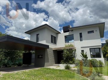 Casa · 181m² · 5 Ambientes · 2 Cocheras · Casa Country El Nogal