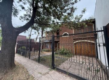 Casa · 440m² · 5 Ambientes · 4 Cocheras · Casa Quinta de 5 Amb a Modernizar con Pileta en Venta, Villa Udaondo