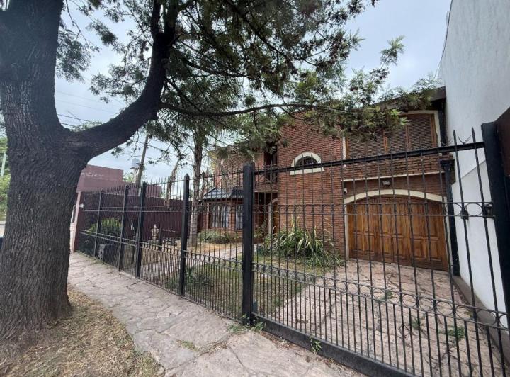 Casa · 440m² · 5 Ambientes · 4 Cocheras