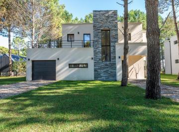 Casa · 200m² · 5 Ambientes · 1 Cochera · Casa en Venta Barrio Pioneros Pinamar