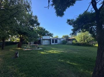 Casa de 4 ambientes, Carmen de Areco · Casa con Amplio Lote y Dos Construcciones Independientes - Ideal Desarrollo o Quinta.