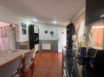 Casa · 144m² · 5 Ambientes · 1 Cochera · Casa en Capital