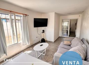 Casa · 85m² · 4 Ambientes · 1 Cochera · Casa de Tres Dorm. en Calle Saavedra Al 1200.