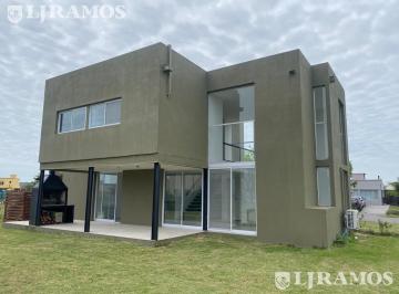 Casa · 190m² · 5 Ambientes · Casa con 3 Dorm. en Venta en El Canton