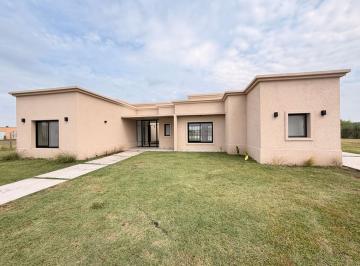 Casa · 170m² · 4 Ambientes · 3 Cocheras · Casa en Venta Sobre Laguna en San Sebastián