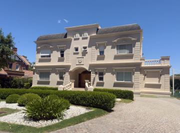Casa · 510m² · 6 Ambientes · 2 Cocheras · Casa de Categoría en Abril Club de Campo | Vista Al Golf | Pileta Climatizada