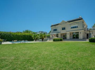Casa · 510m² · 6 Ambientes · 2 Cocheras · Casa 6 Ambientes en Venta Frente Al Golf en Abril Club de Campo