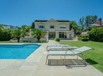 Casa · 510m² · 6 Ambientes · 2 Cocheras · Casa en Venta en Abril Club de Campo con Vista Al Golf y Piscina Climatizada