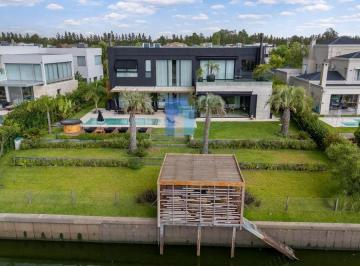 Casa · 605m² · 4 Dormitorios · 2 Cocheras · Excelente Casa Al Río con Amarra, Ascensor y Cine Privado