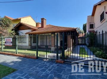 Casa · 256m² · 5 Ambientes · 1 Cochera · Chalet en Venta en Quilmes Oeste