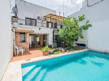 Casa · 270m² · 5 Ambientes · 1 Cochera · Casa con Jardin, Pileta y Parrilla en Villa Luro