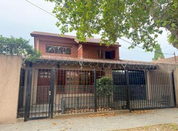 Casa · 160m² · 5 Ambientes · 1 Cochera · Casa en Venta 4 Dorm.