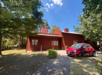 Casa · 150m² · 4 Ambientes · 3 Cocheras · Casa con Pileta en Venta con Vista Al Golf