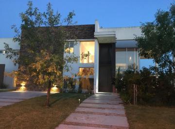 Casa · 380m² · 7 Ambientes · 6 Cocheras · Casa en Venta en Los Castores, Nordelta, Tigre