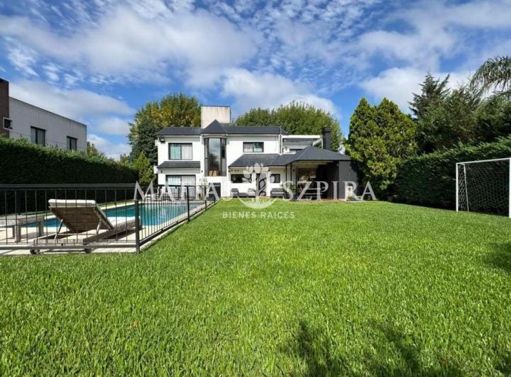 Casa · 285m² · 5 Ambientes · 2 Cocheras