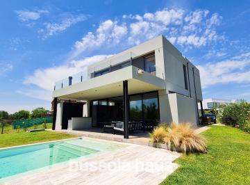 Casa · 230m² · 7 Ambientes · 4 Cocheras · Casa en Venta Al Lago de Hormigón en Acacias Puertos