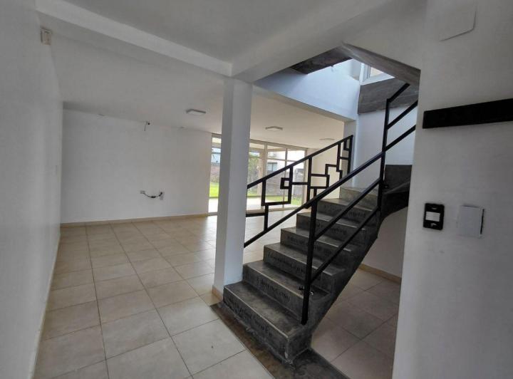 Casa · 275m² · 5 Ambientes · 2 Cocheras