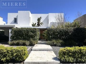 Casa · 300m² · 7 Ambientes · 6 Cocheras · Casa en Alquiler en Barrio Barbarita