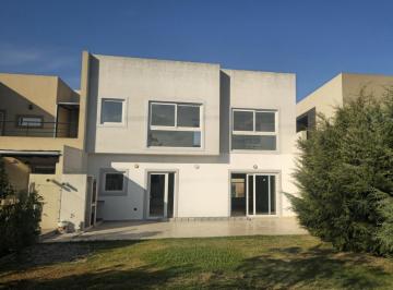 Casa · 206m² · 4 Ambientes · 1 Cochera · Casa en Buenos Aires Village