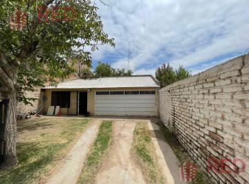 Casa · 120m² · 5 Ambientes · 5 Cocheras · Vende Casa 3 Dorm. con Quincho en Centenario