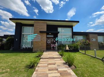 Casa · 290m² · 6 Ambientes · 3 Cocheras · Casa en Venta en Barrio Lagos de Canning con 4 Dorm., Sobre Doble Lote. Retasada!