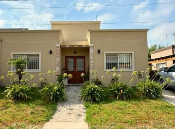Casa · 151m² · 6 Ambientes · 2 Cocheras · Excelente Casa en Loma Verde