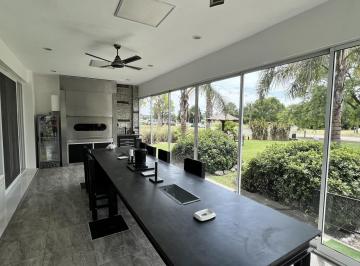 Casa · 280m² · 6 Ambientes · 3 Cocheras · Casa en Puerto Roldan