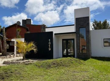 Casa de 4 ambientes, Costa del Este · Casa a Estrenar en Costa del Este con Amplio Jardín y Pileta