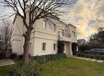 Casa · 285m² · 5 Ambientes · Casa en Venta 5 Amb. Rumenco Los Pinos
