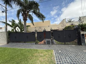 Casa · 205m² · 4 Ambientes · 3 Cocheras · Casa 3 Dorm. Jardín y Pileta en Venta | Alberdi