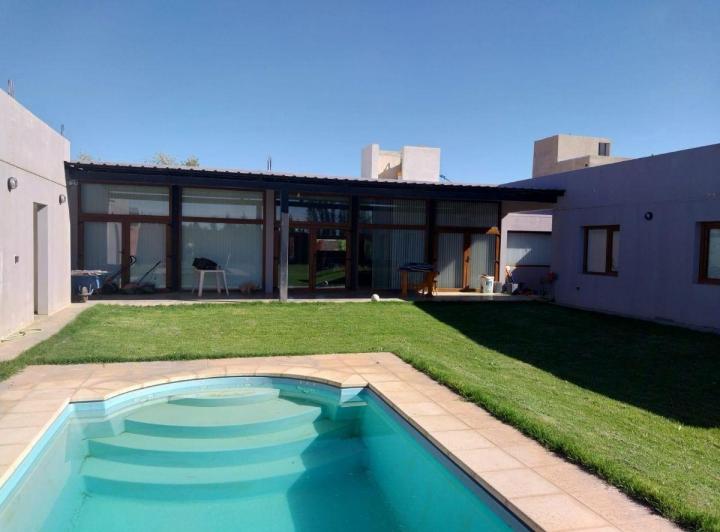 Casa · 273m² · 5 Ambientes · 4 Cocheras
