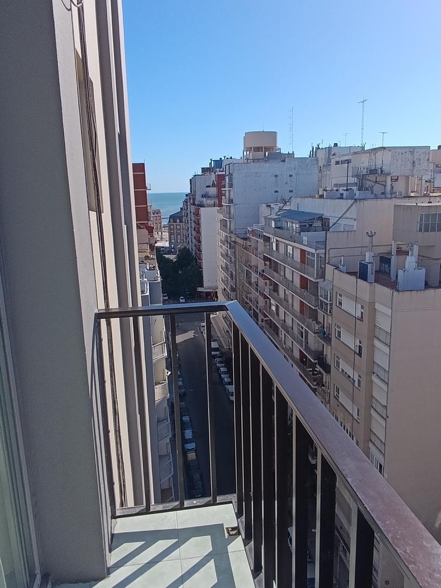 Departamento 1 Ambiente y Medio con Balcón, desde el mismo se puede apreciar parcialmente el mar. - Excelente Ubicación.