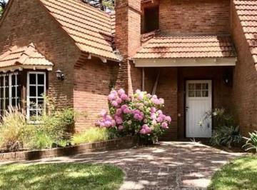 Casa · 250m² · 4 Ambientes · 1 Cochera · Chalet en Pinamar - Imperdible!