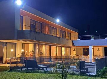 Casa · 800m² · 7 Ambientes · 3 Cocheras · Alquiler Temporal | Casa en Centauros C. C | Vco Propiedades