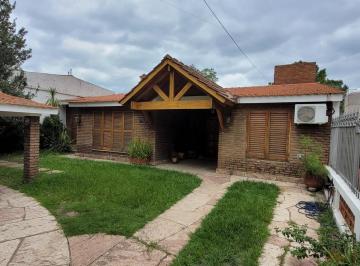 Casa · 895m² · 6 Ambientes · 2 Cocheras · Casa 4 Dorm. 3 Baños y Pileta