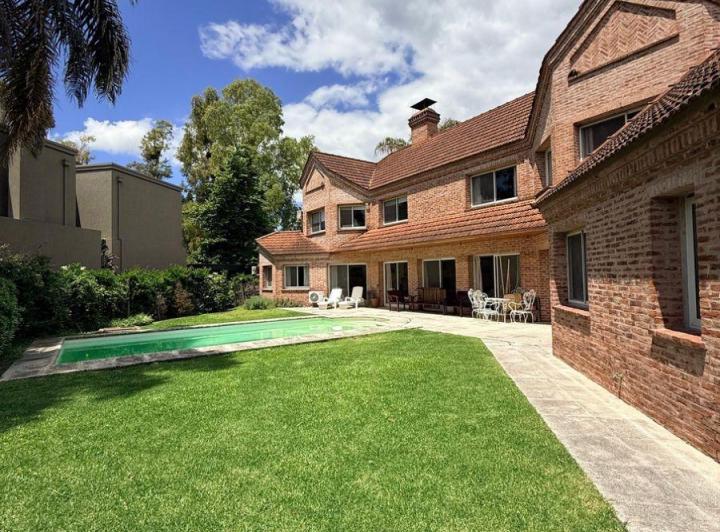 Casa · 340m² · 7 Ambientes · 4 Cocheras
