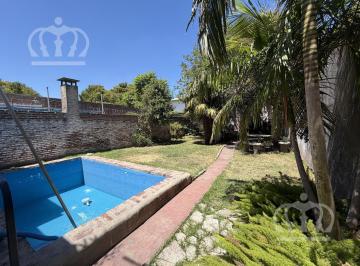 Casa · 128m² · 3 Ambientes · 2 Cocheras · Venta de Casa - 3 Ambientes - Amplio Fondo con Mucho Verde - Cochera Para Dos Autos - R de Escalada