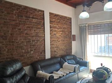 Casa de 5 ambientes, Flores · Casa en Terreno Propio - Reciclada - Tres Cuadras Av Eva Perón y Carabobo - Patios y Balcón