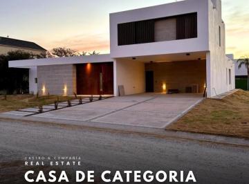 Casa · 295m² · 6 Ambientes · 1 Cochera · Venta Casa de Categoría a Estrenar en Country Carlos Paz Golf– Primera Etapa - Seguridad y Piscina