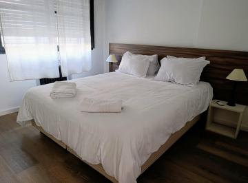 Dormitorio con cama Queen Size y placard · Departamento 2 Ambientes en Palermo con Balcón