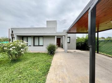 Casa · 130m² · 3 Ambientes · 1 Cochera · Casa en Venta, 2 Dorm., 350 m² en Tejas Cuatro, Diseño Moderno y Seguridad.