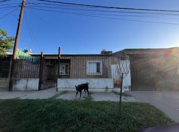 Casa · 80m² · 6 Ambientes · 1 Cochera · Casa con Gran Patio Verde! Imperdible