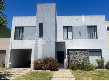 Casa · 150m² · 4 Ambientes · Alquiler// Casa con Pileta en Hudson Chico