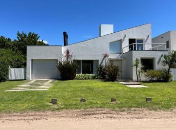Casa · 180m² · 5 Ambientes · 1 Cochera · Casa en El Mar